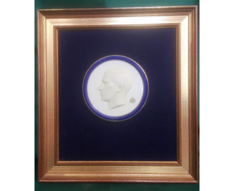 A FRAMED ROYAL WORCESTER PLAQUE commemorating the 1937 coronation of Edward V111, the plaque 16cm diameter