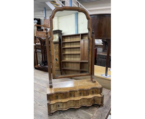 Good Georgian walnut dressing table mirror, the shaped framed mirror plate upon fluted cheval supports, the two tiered base f