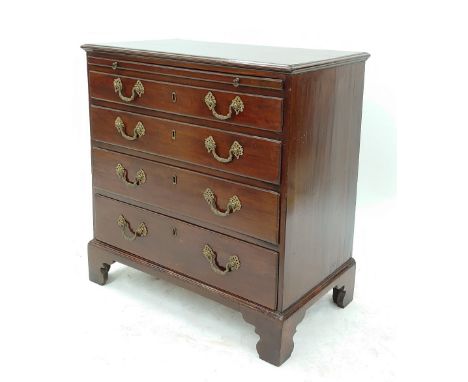 Small 18th century mahogany chest of drawers, the crossbanded moulded top over a brushing slide and four long graduated drawe