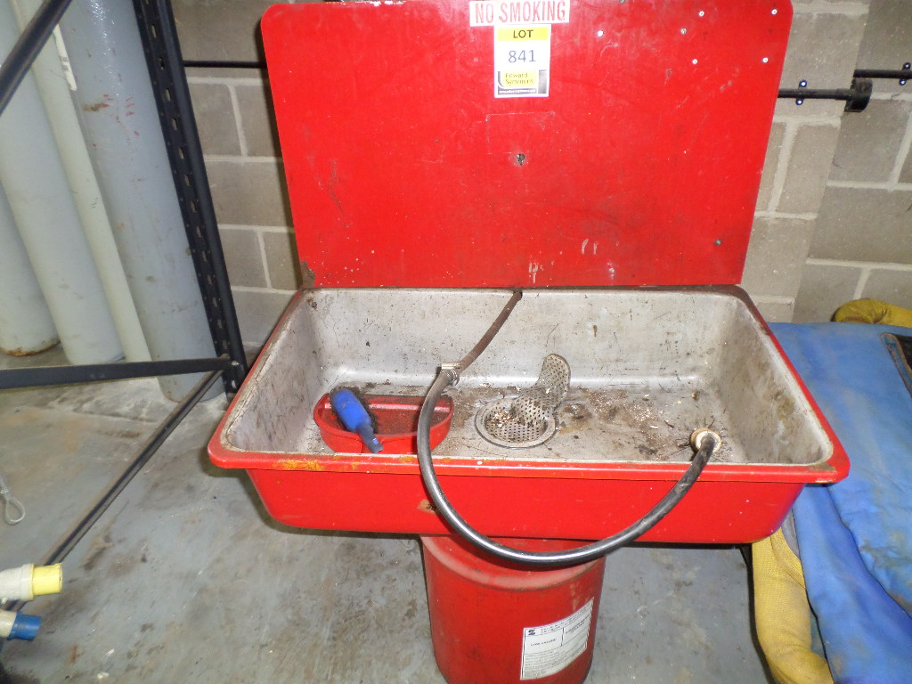 Barrel mounted parts washer with pump and worklight