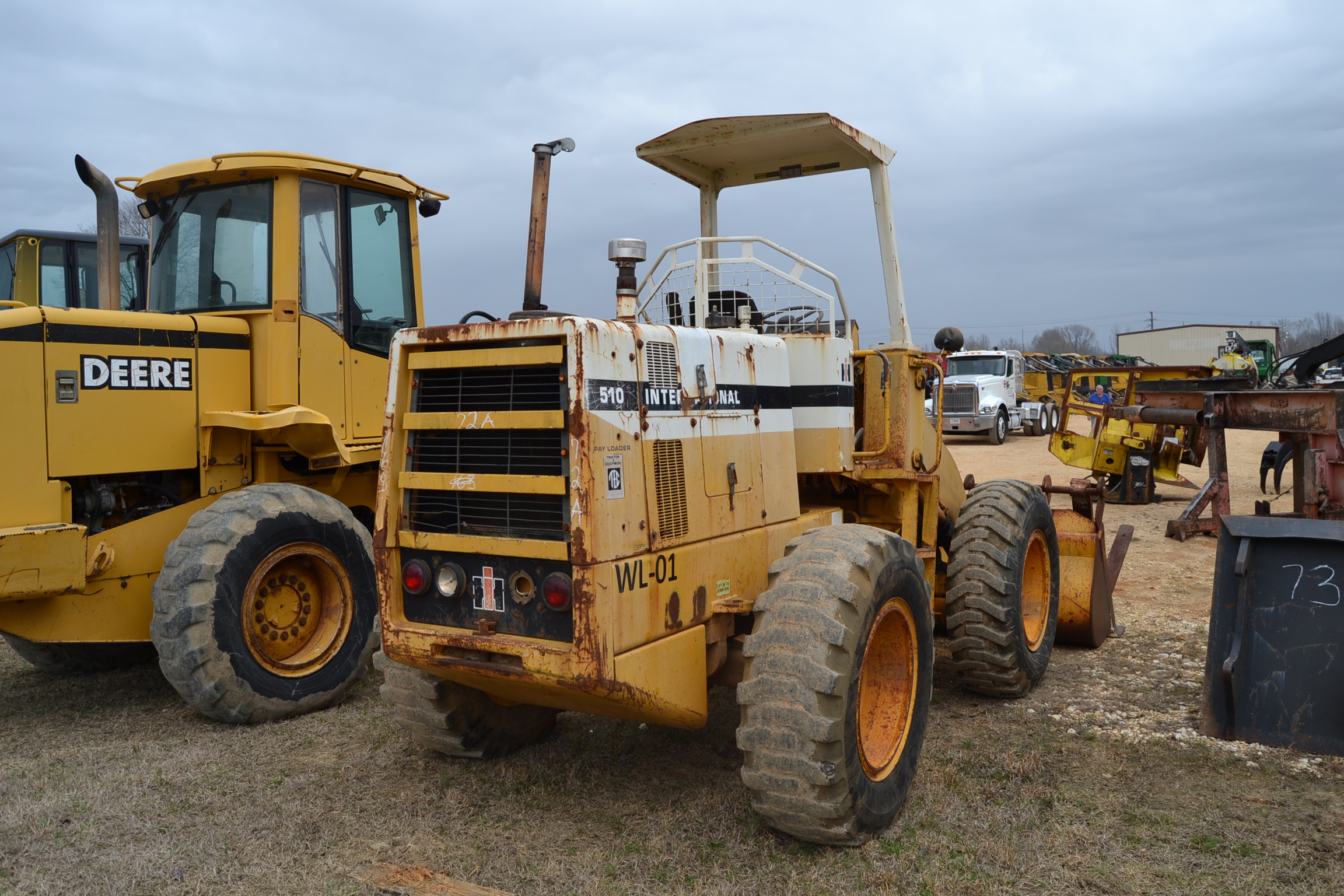 INTERNATIONAL 510 ARTICULATING WHEEL LOADER W/BUCKET; W/DIESEL ENGINE