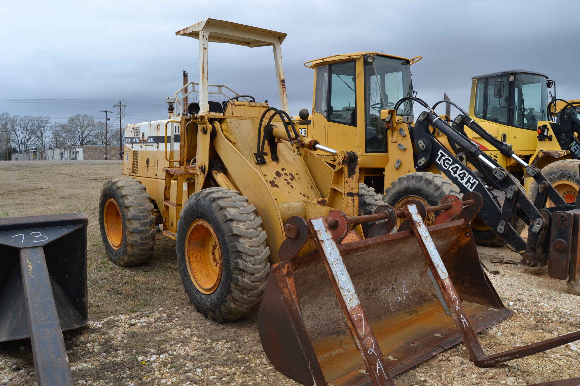 INTERNATIONAL 510 ARTICULATING WHEEL LOADER W/BUCKET; W/DIESEL ENGINE