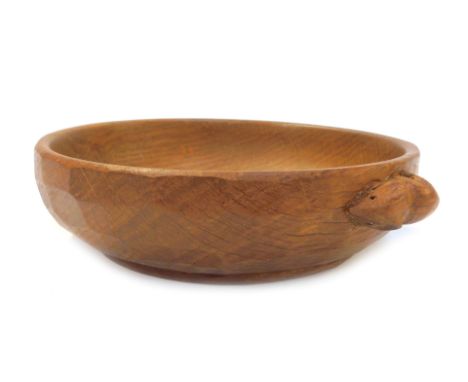 A Robert Mouseman Thompson oak bowl, with carved mouse to side, 15.5cm diameter. 