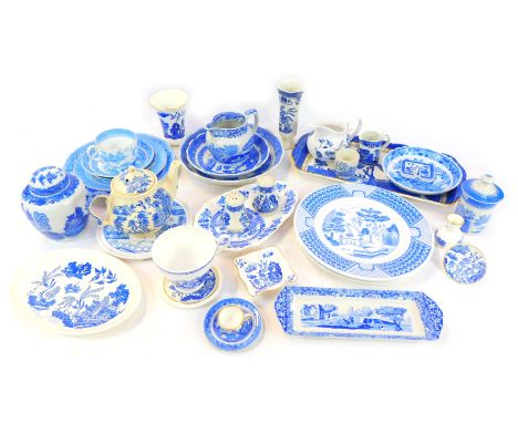 Spode Italian pattern pottery, and other Willow pattern pottery, various factories. (2 trays) 