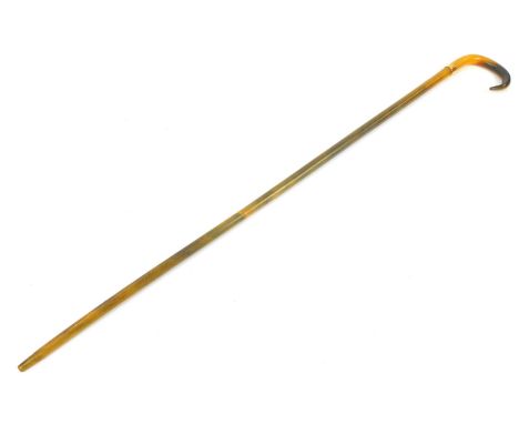 An early 20thC horn walking stick, with curved handle and 9ct gold mount, monogram engraved and dated 1907, 90cm long. 