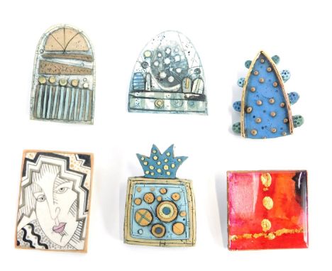 Four ceramic brooches by David Ashby, and two others. (6)