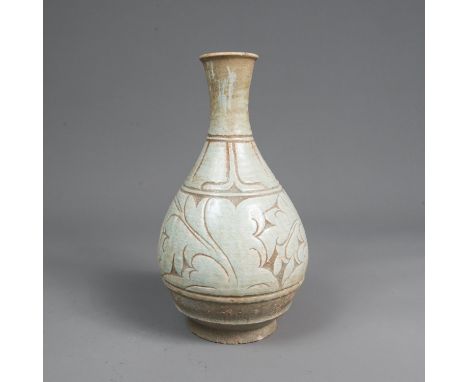 Corean ceramic flask. Pear shape with long neck. Skretch design  . Green glaced. 30 cm height. Quing dynasty.