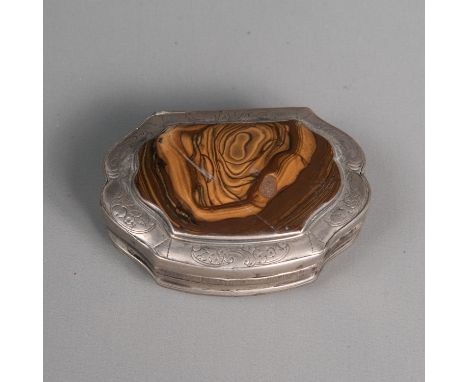Small snuff box in cartouche shape. Possibly Silver with engravings in the central stone. Polished. Damages. Mid of 18th cent