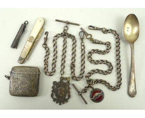 A quantity of silver, comprising a silver vesta case engraved with scroll decoration, Birmingham 1906, a silver tea spoon, Sh