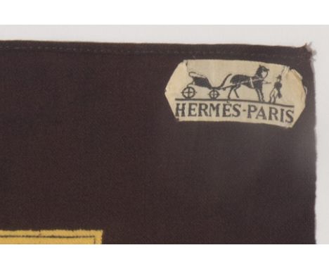 HERMES Paris, créé en 1937. Rare carré 'Sellerie'.Dessinateur: BellEtamine de laine imprimée, marge chocolat.Griffe à la calè