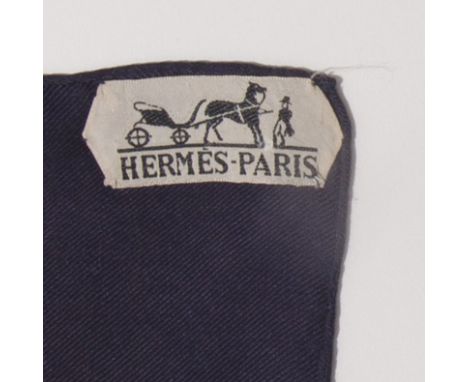 HERMES Paris, créé en 1938. Carré 'Langage des Fleurs'Dessinateur: Charles PittnerEtiquette calèche.En soie imprimée et titré