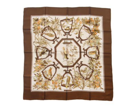 HERMES Paris, créé en 1967. Carré 'Ramage'Dessinateur: Lenke Szechwnzyl En soie imprimée et titrée, marge chocolat.90 x 90 cm