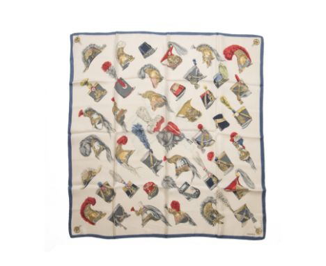 HERMES Paris, créé en 1965. Carré 'Coiffures Militaires'Dessinateur: Hugo GrygkarEn soie imprimée, marge bleu.90 x 90 cm Bibl