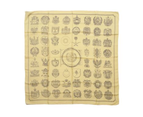 HERMES Paris, créé en 1951. Carré 'O.N.U'Dessinateur: Hugo GrygkarEn soie imprimée, sur fond jaune.(petits fils tirés)90 x 90