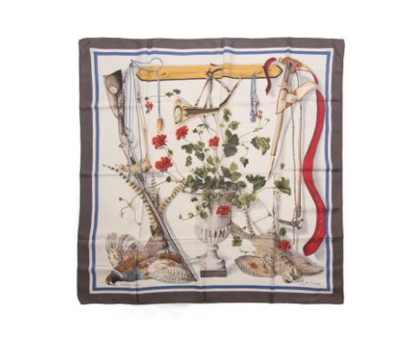 HERMES Paris, créé en 1962. Carré 'Fleurs et Gibiers'Dessinateur: Henri de LinarèsSoie imprimée, marge grise.90 x 90 cm Bibli