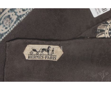 HERMES Paris, créé en 1958. Très rare carré 'Dentelle-Cachemire' (nom attribué)Dessinateur inconnu.Etiquette Calèche.En soie 