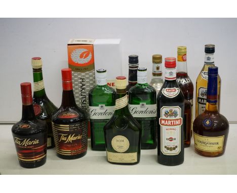 Alcohol - 15 bottles to include Hine Vieille Fine Champagne Cognac (boxed), VS Courvoisier Cognac (70cl), Hakutsuru Sake (box