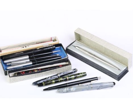 A collection of vintage fountain pens, ballpoint pens and pencils to include Parker examples. 