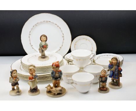 Royal Worcester 'Gold Chantilly' tea &amp; dinner set to include teacups, saucers, tera plates, lunch plates &amp; dinner pla