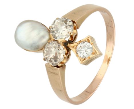 18K Rose gold duchesse ring set with approx. 0.75 ct. diamond and a baroque pearl. Set with three Old European cut diamonds o