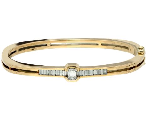 18K Yellow gold bracelet set with diamonds with a tcw of ca.1.2ct. Yellow gold bangle set with 19 baquette cut diamonds total