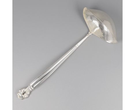 Georg Jensen gravy ladle, model Acorn, silver. Designed by Johan Rohde in 1915. Beautiful serving spoon in excellent conditio