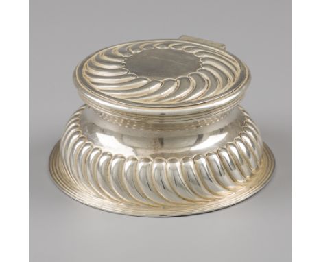 Inkwell, John Grinsell &amp; Sons, London 1893, silver. Beautiful large inkwell with twisted driven cannelures, crystal glass