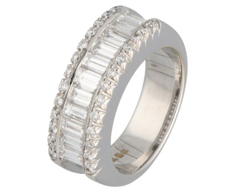 18K White gold demi-alliance ring set with approx. 1.05 ct. diamond. Set with 11 baquette (VVS / F-G) and 26 brilliant (VVS /
