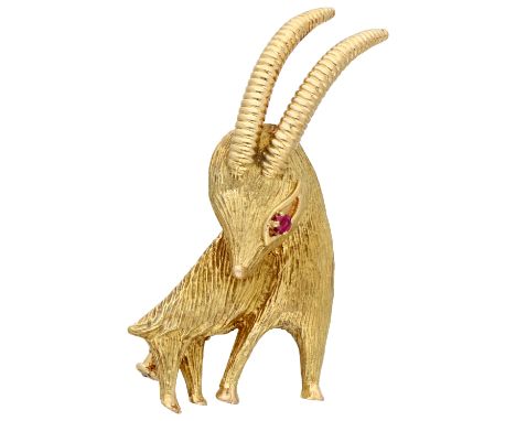 French 18K yellow gold brooch of an oryx. A brooch in the shape of oryx with synthetic ruby ​​as an eye. In good condition. H