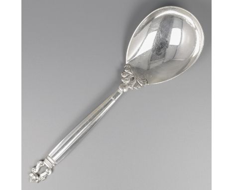 Georg Jensen serving spoon (medium), model Acorn, silver. Designed by Johan Rohde in 1915. Beautiful serving spoon in excelle