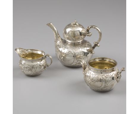 Coffee / tea set (3), Peter Carl Fabergé, Moscow 1891/1892, silver. Beautiful 3-piece service consisting of a coffee / tea po