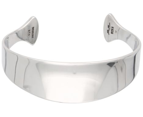 Hans Hansen sterling silver cuff bracelet no. 215. In good condition. Hallmarks: Dutch assay mark 925 (ZI), 925S, signed Hans