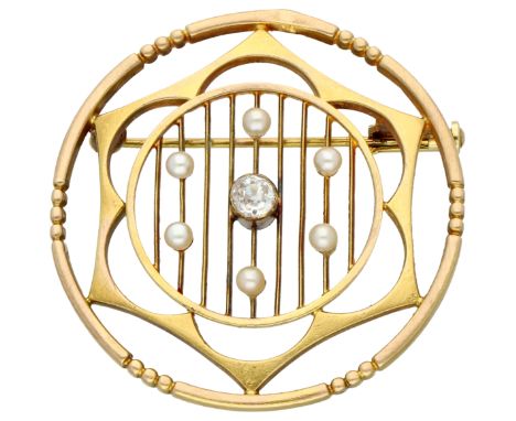 14K Yellow gold brooch set with cultured pearls and an old cut diamond. Round openwork brooch from around 1900 with a framewo