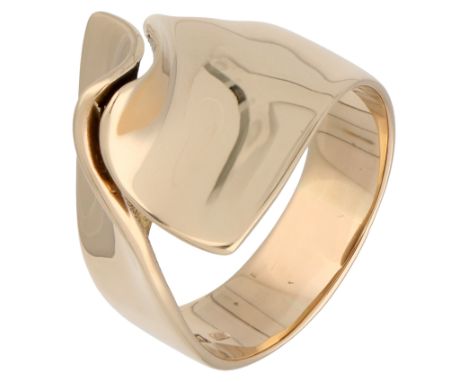 Hans Hansen 14K yellow gold ring. Three-dimensional ring folded with a twist. In good condition, signs of sizing. Hallmarks: 