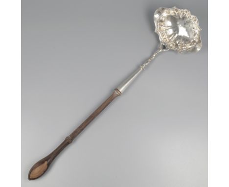 George II Toddy ladle / bowl spoon, Philip Goddard, London 1743, silver. Beautiful model with a lobed shovel bucket with (sol