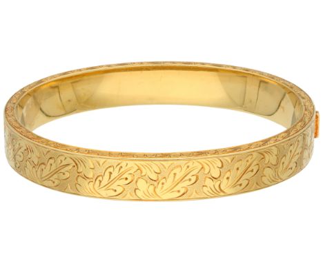 18K Yellow gold engraved bangle bracelet. With floral decorations. In good condition. Hallmarks: Dutch assay mark 750 and Bel