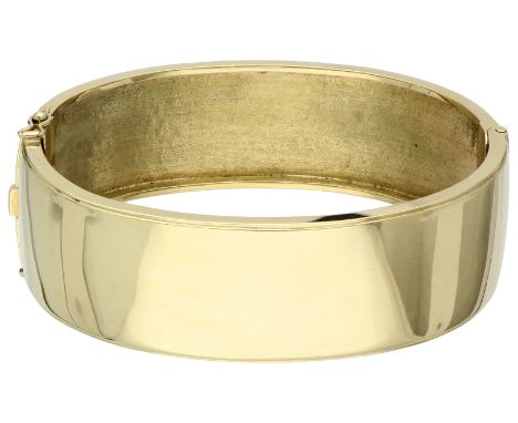 14K Yellow gold bangle bracelet. In good condition. Hallmarks: Dutch assay mark 585. Inner dimensions: 62 x 53 cm x 2.1 cm wi
