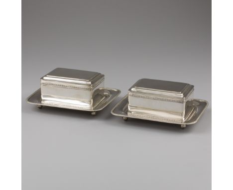 Pair of biscuit tins on tray (2), J.M. van Kempen &amp; Zonen, Voorschoten 1874, silver. A beautiful pair of biscuit tins wit