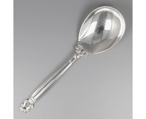 Georg Jensen serving spoon (medium), model Acorn, silver. Designed by Johan Rohde in 1915. Beautiful serving spoon in excelle