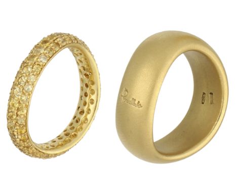 Pomellato 18K yellow gold set of wave band rings set with yellow sapphire. The widest ring is matted and the narrower ring is