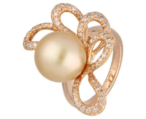 Schoeffel 18K rose gold daisy ring with golden South Sea pearl and approx. 0.80 ct. diamond. Set with a cultivated golden-yel