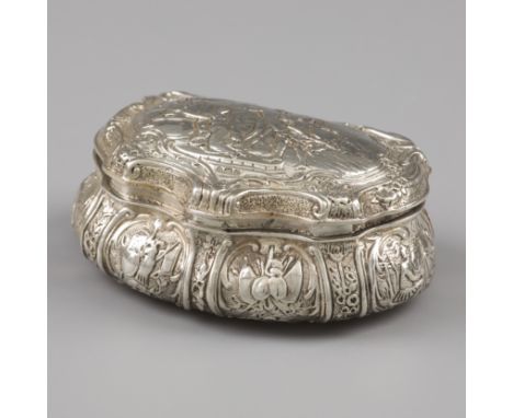 Snuff box, Gebruder Glaser, Hanau ca. 1890, silver. Beautifully lobed model with embossed motifs. The inside is gold plated. 