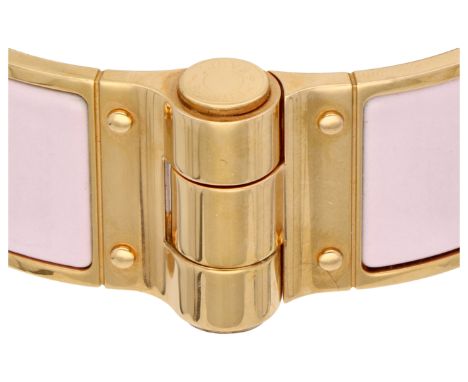 Hermès 'charnière' gilded bangle bracelet set with pink enamel. In good condition. Hallmarks: Hermès, numbered: SP0176. LxW: 