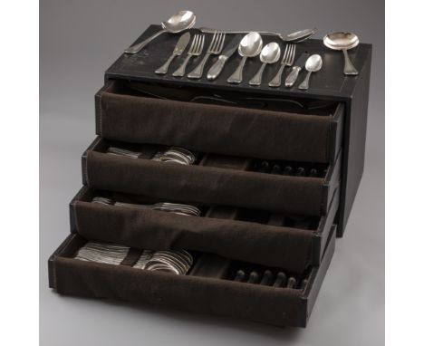 Christofle cutlery cassette (100), model Rubans, Paris ca. 1930-1940, silver plated. Beautiful 100-piece cutlery cassette in 