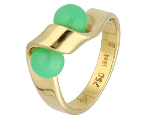 Grosse 18K yellow gold design ring 1972 with chrysoprase. Set with two round cut chrysoprase (approx. Ø 5.9 mm). In good cond