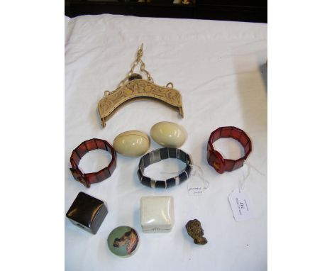 Various collectables including Bakelite buckle, ring boxes