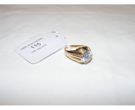 A 9ct gold dress ring 