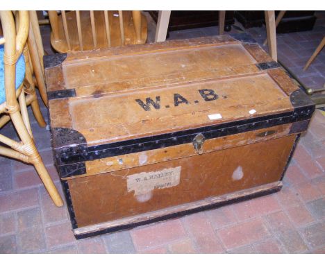 A vintage lead lined trunk - width 84cm CONDITION REPORT Height 47cmWidth 84cmDepth 51cmOur team of trusted experts are on ha