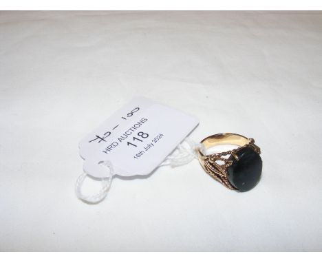 A yellow metal and oval jet dress ring 