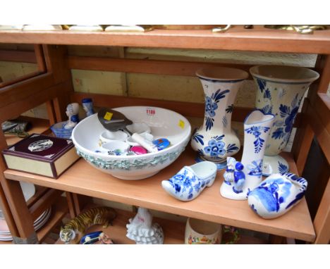 A mixed lot of ceramics, comprising: Dutch Delftware; Portmeirion napkin rings; and a Wedgwood circular bowl; and an Oriental